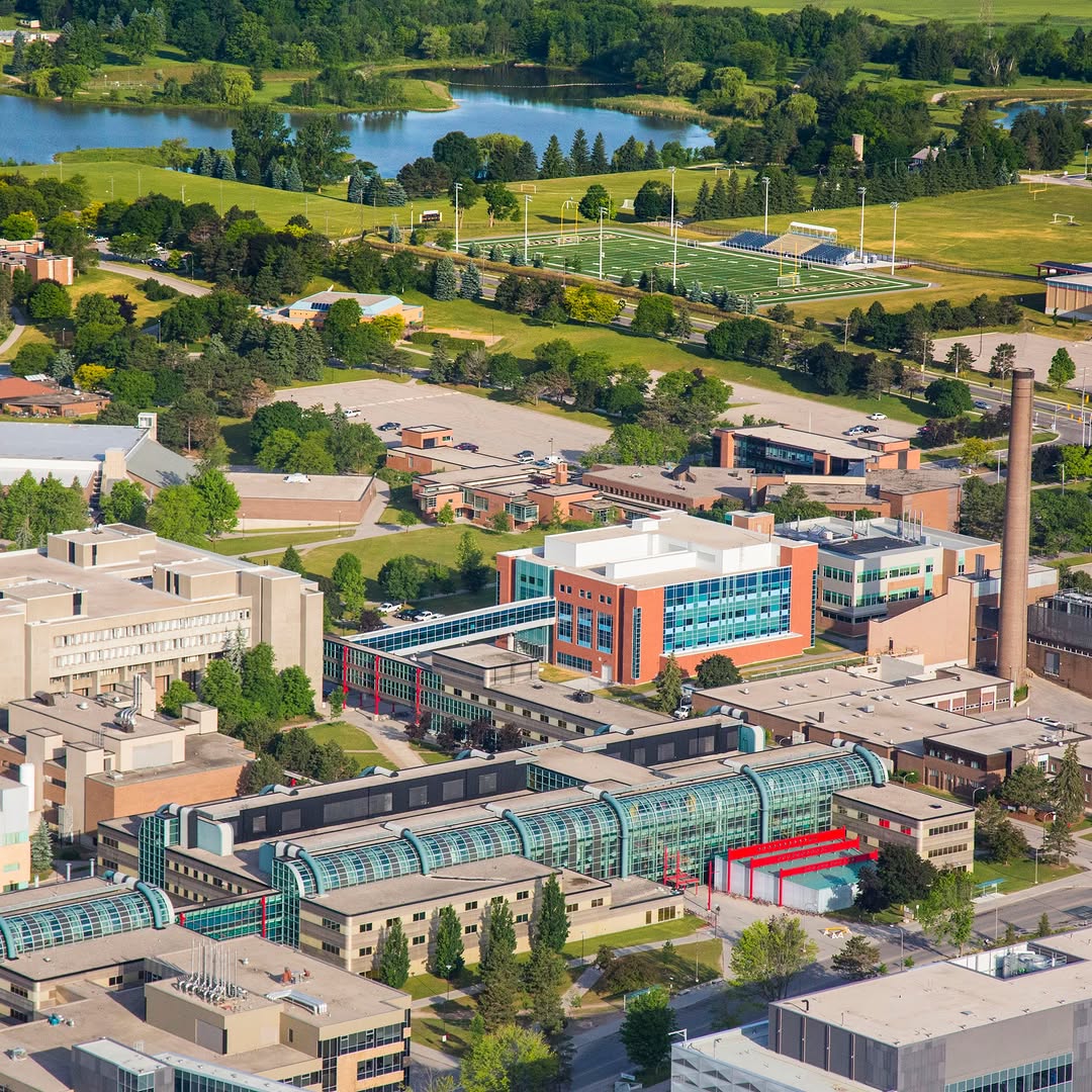 Vista aérea de um campus universitário no Canadá