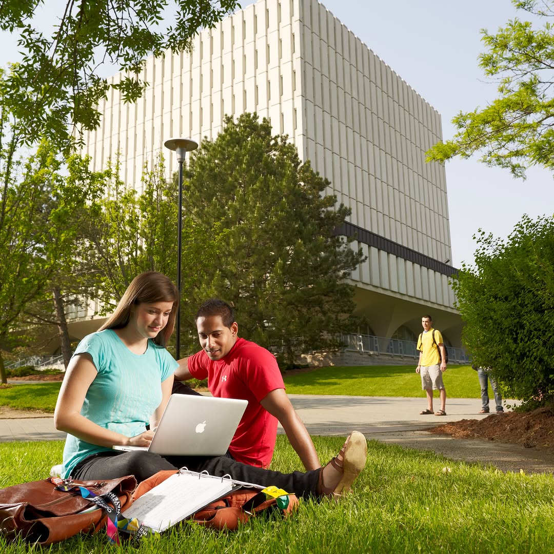 Estudantes conversando em um campus no Canadá